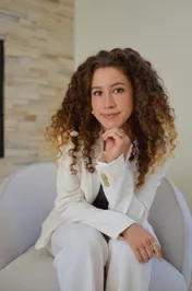 Portrait of Hannah Lee, trauma-informed therapist in Boca Raton, Florida